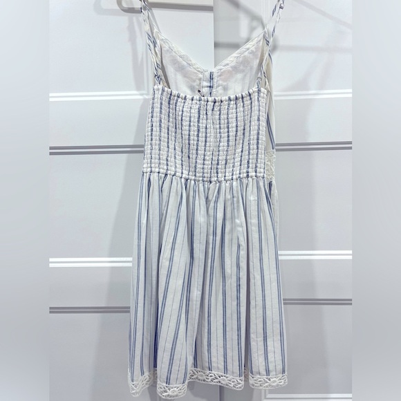 Abercrombie & Fitch White and blue light dress with embroidered details - Picture 4 of 9